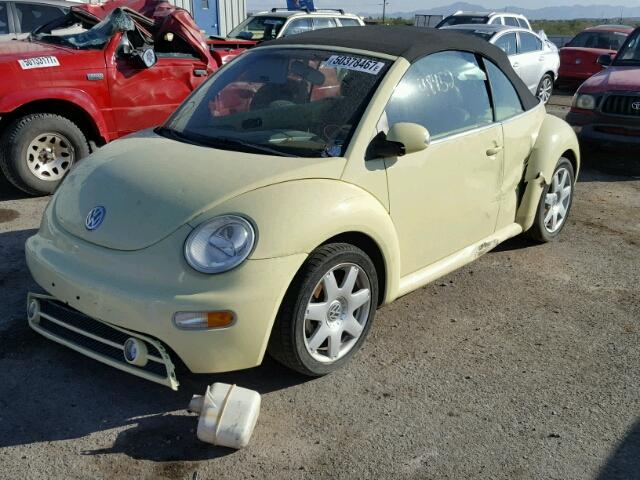 3VWCD21Y03M326820 - 2003 VOLKSWAGEN NEW BEETLE YELLOW photo 2