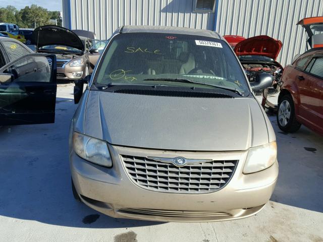 1C4GJ45382B620365 - 2002 CHRYSLER VOYAGER LX TAN photo 9