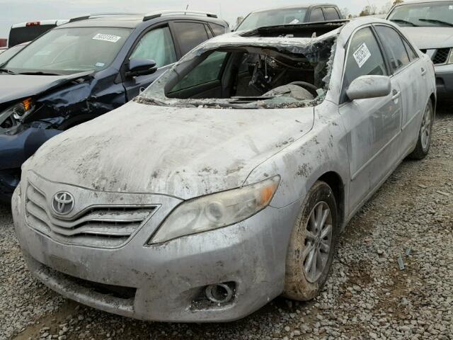 4T1BK3EK7AU598592 - 2010 TOYOTA CAMRY SE GRAY photo 2