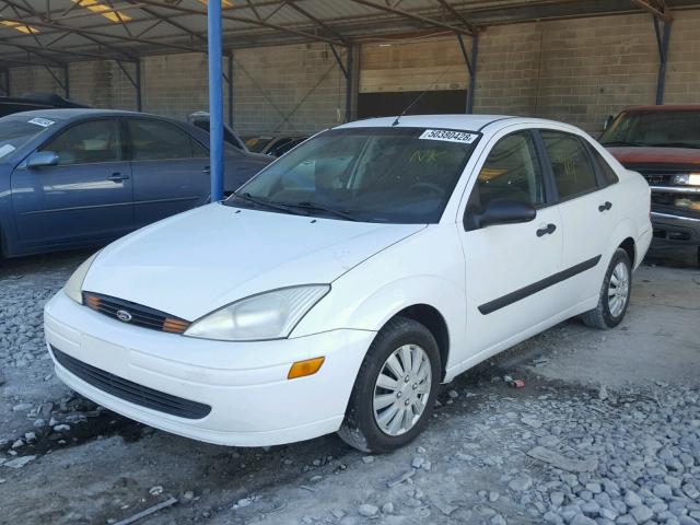 1FAFP33P5YW265267 - 2000 FORD FOCUS LX WHITE photo 2