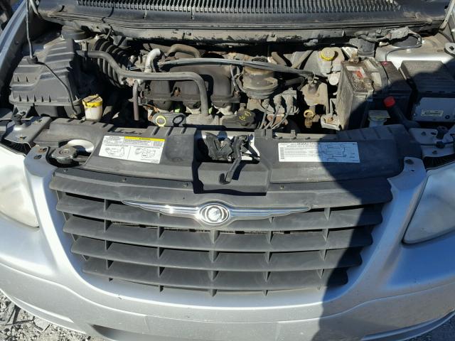 1C4GP45R45B286133 - 2005 CHRYSLER TOWN & COU SILVER photo 7