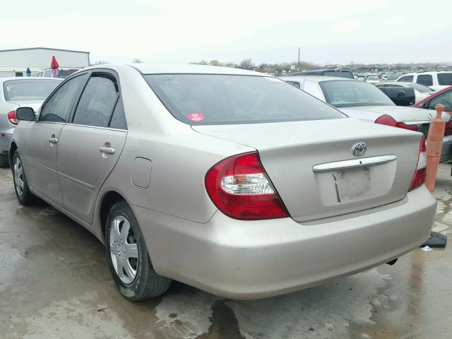 4T1BE32K02U543723 - 2002 TOYOTA CAMRY LE ოქროსფერი ფოტო 3