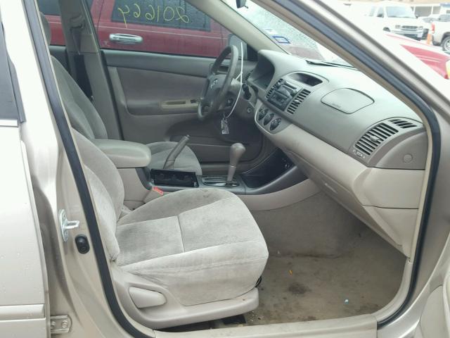 4T1BE32K02U543723 - 2002 TOYOTA CAMRY LE ოქროსფერი ფოტო 5