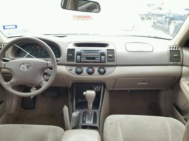 4T1BE32K02U543723 - 2002 TOYOTA CAMRY LE ოქროსფერი ფოტო 9