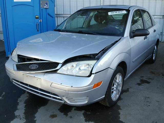 1FAFP34N27W322598 - 2007 FORD FOCUS ZX4 SILVER photo 2