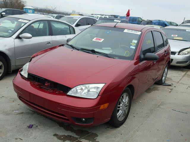 3FAFP37N15R122498 - 2005 FORD FOCUS ZX5 MAROON photo 2