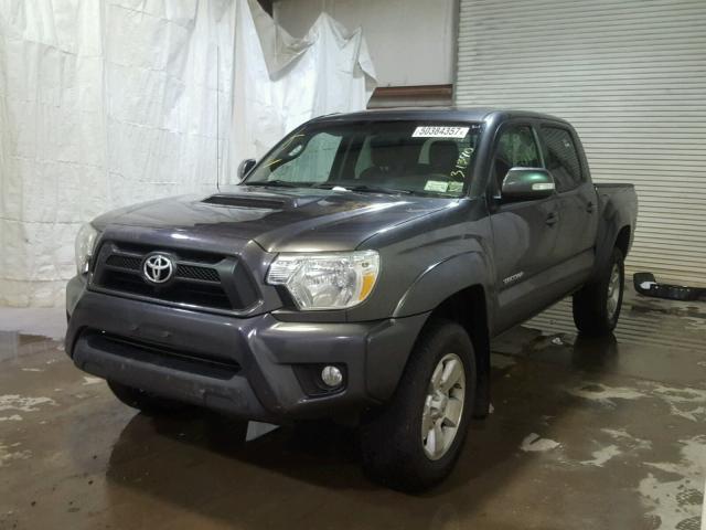 3TMLU4EN7FM174523 - 2015 TOYOTA TACOMA DOU GRAY photo 2