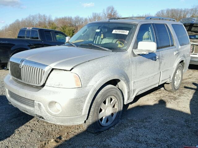 5LMFU28R24LJ01924 - 2004 LINCOLN NAVIGATOR SILVER photo 2