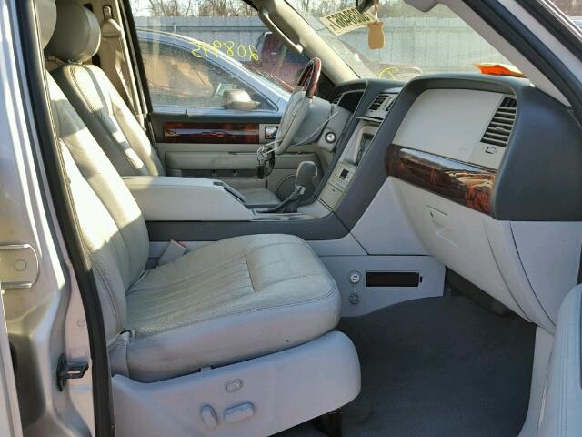 5LMFU28R24LJ01924 - 2004 LINCOLN NAVIGATOR SILVER photo 5