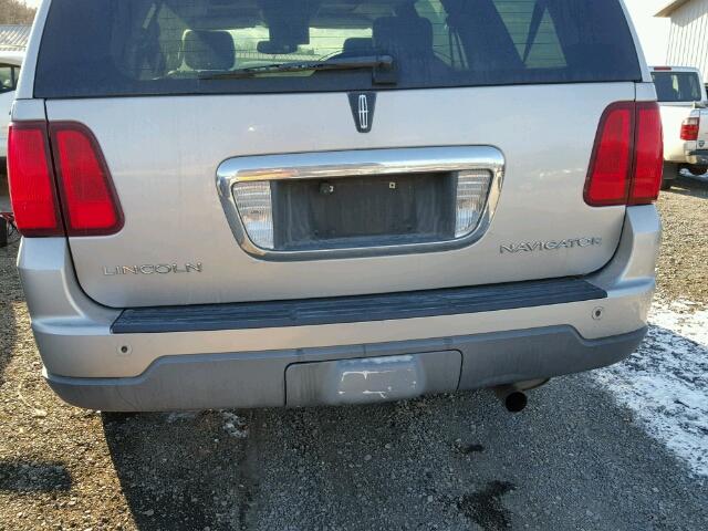 5LMFU28R24LJ01924 - 2004 LINCOLN NAVIGATOR SILVER photo 9