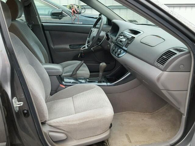 4T1BE32K62U581361 - 2002 TOYOTA CAMRY LE ნაცრისფერი ფოტო 5