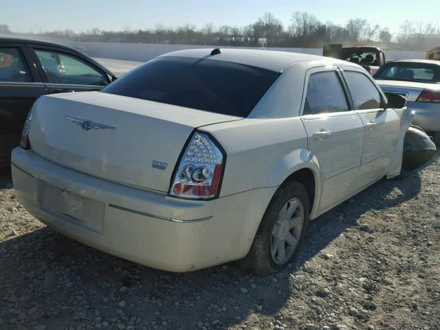 2C3JA53G05H594927 - 2005 CHRYSLER 300 TOURIN WHITE photo 4