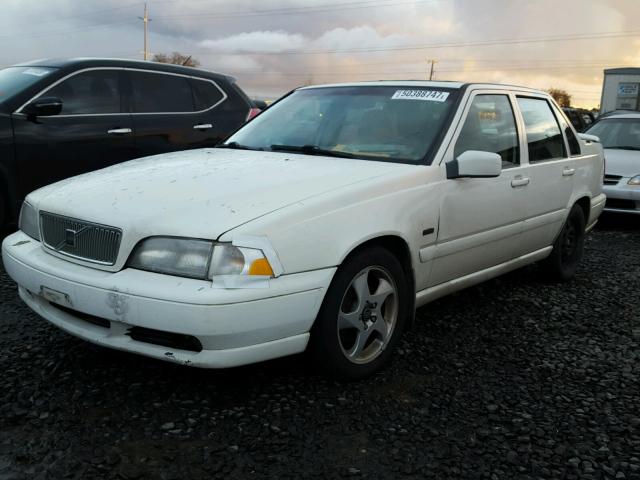 YV1LS5379W1475656 - 1998 VOLVO S70 T5 TUR WHITE photo 2