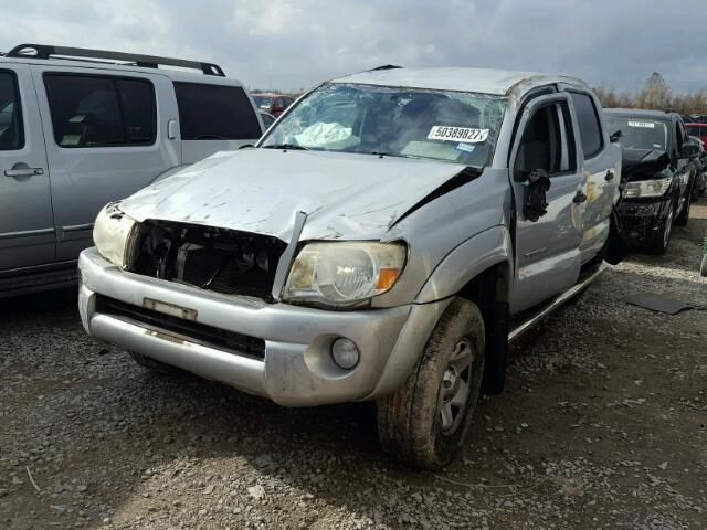 3TMJU62N76M026735 - 2006 TOYOTA TACOMA DOU GRAY photo 2