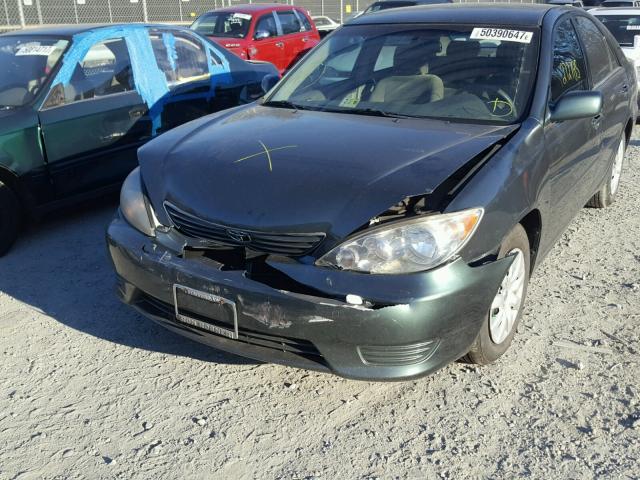 4T1BE30K15U070146 - 2005 TOYOTA CAMRY LE GREEN photo 2