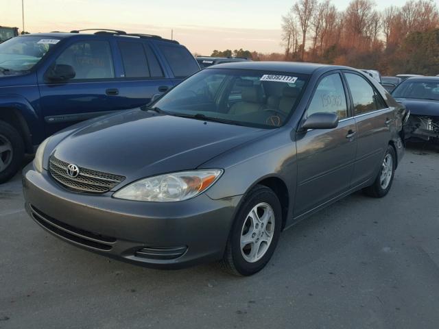 JTDBE32K220013796 - 2002 TOYOTA CAMRY LE CHARCOAL photo 2