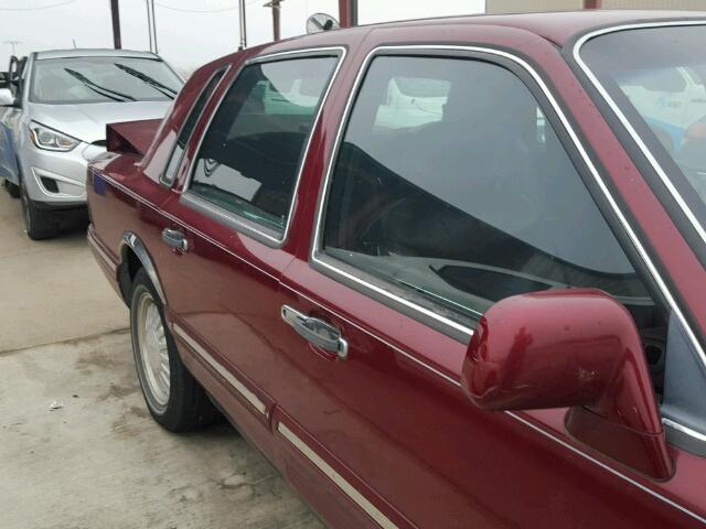 1LNLM83W1VY639900 - 1997 LINCOLN TOWN CAR C RED photo 9