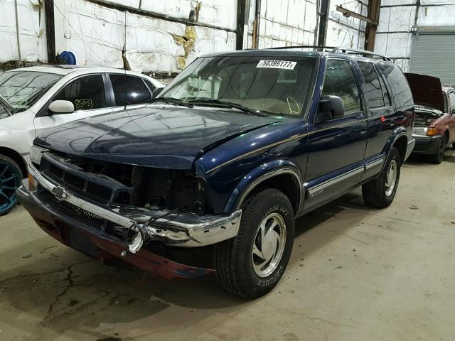 1GNDT13W7Y2188893 - 2000 CHEVROLET BLAZER BLUE photo 2