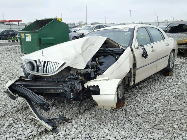 1LNHM83W93Y626170 - 2003 LINCOLN TOWN CAR C GOLD photo 2