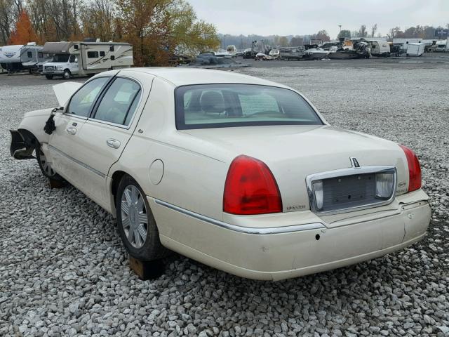 1LNHM83W93Y626170 - 2003 LINCOLN TOWN CAR C GOLD photo 3