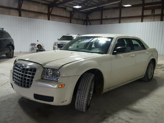 2C3KA43D29H617957 - 2009 CHRYSLER 300 LX CREAM photo 2