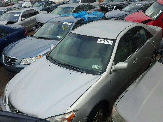 4T1BE32K82U073683 - 2002 TOYOTA CAMRY LE ვერცხლისფერი ფოტო 2