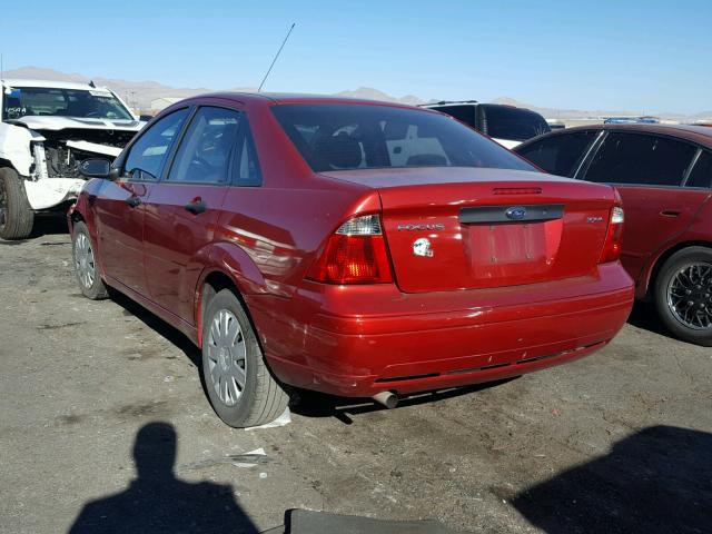 1FAFP34N25W203981 - 2005 FORD FOCUS ZX4 RED photo 3