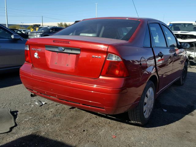 1FAFP34N25W203981 - 2005 FORD FOCUS ZX4 RED photo 4