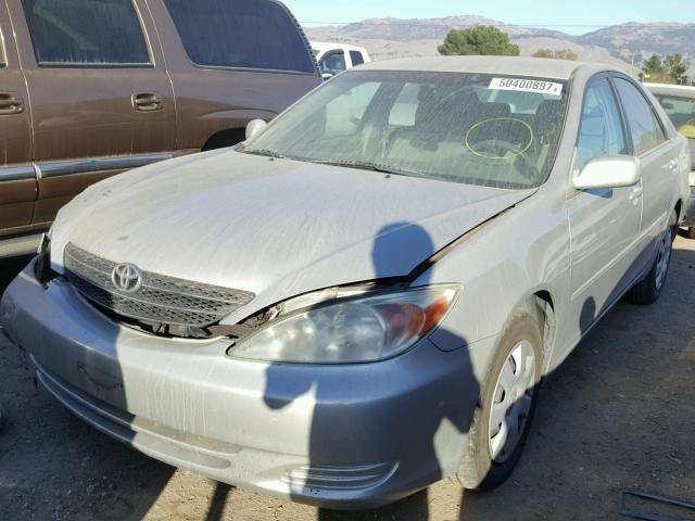 4T1BE32K24U352632 - 2004 TOYOTA CAMRY LE SILVER photo 2