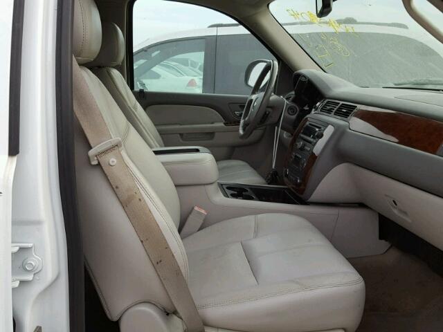 1GNSCJE03BR345088 - 2011 CHEVROLET SUBURBAN C WHITE photo 5