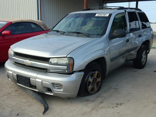 1GNDT13S952238203 - 2005 CHEVROLET TRAILBLAZE SILVER photo 2