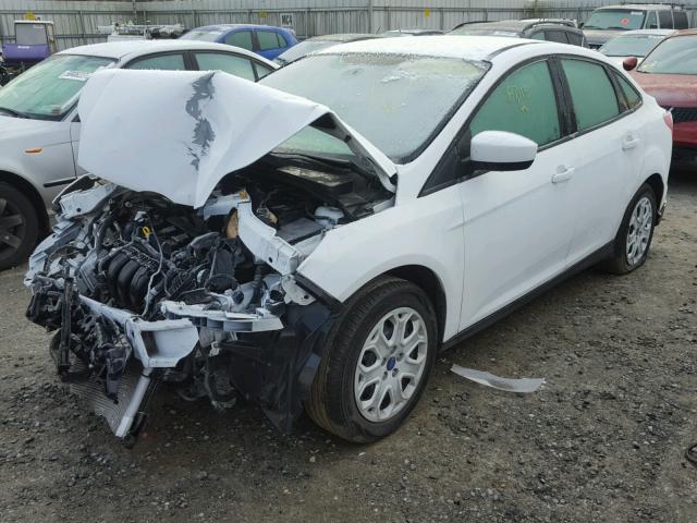 1FAHP3F27CL179901 - 2012 FORD FOCUS SE WHITE photo 2