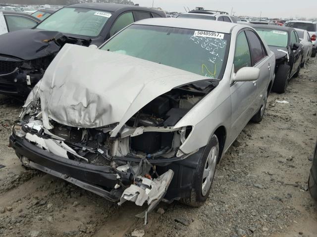 4T1BE32K22U557445 - 2002 TOYOTA CAMRY LE SILVER photo 2