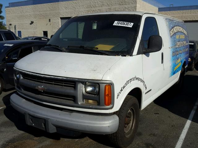 1GCGG25R221202705 - 2002 CHEVROLET EXPRESS G2 WHITE photo 2