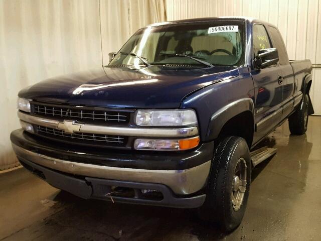 1GCGK29U4YE158737 - 2000 CHEVROLET SILVERADO BLUE photo 2