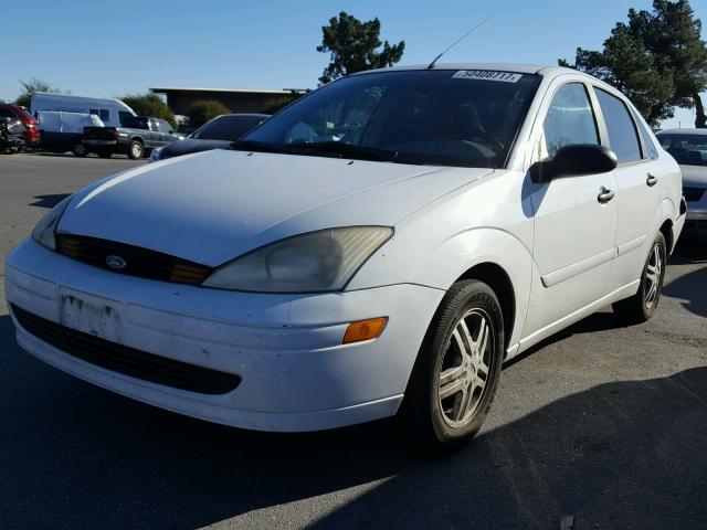 1FAFP34P11W323315 - 2001 FORD FOCUS SE WHITE photo 2