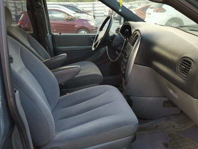 2C4GP54L55R126959 - 2005 CHRYSLER TOWN & COU GREEN photo 5