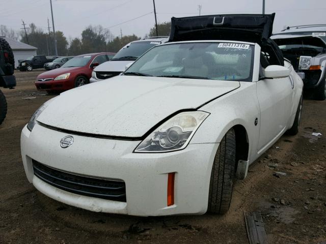 JN1AZ36A46M454722 - 2006 NISSAN 350Z ROADS WHITE photo 2