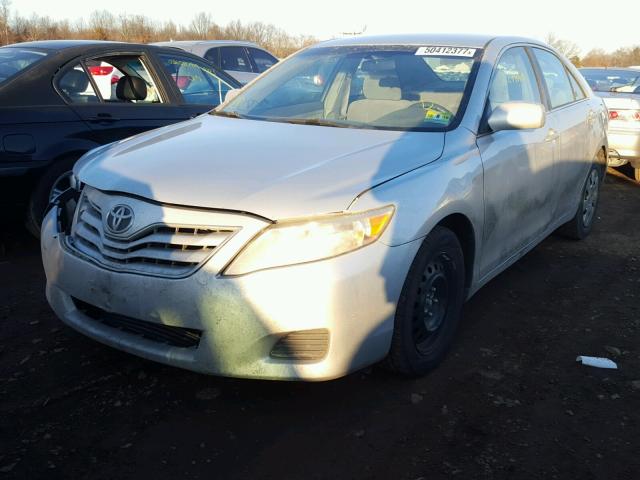 4T1BF3EK2AU510763 - 2010 TOYOTA CAMRY BASE SILVER photo 2