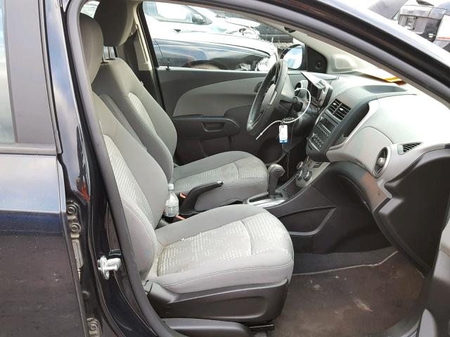 1G1JA5SG6F4136880 - 2015 CHEVROLET SONIC LS 黑色 照片 5