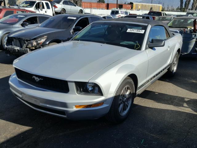 1ZVFT84N155253535 - 2005 FORD MUSTANG SILVER photo 2