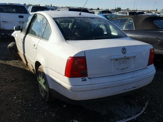 WVWMA63B7XE498385 - 1999 VOLKSWAGEN PASSAT GLS WHITE photo 3