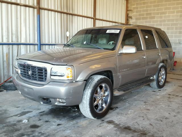 1GYEK63R7YR206737 - 2000 CADILLAC ESCALADE L GOLD photo 2