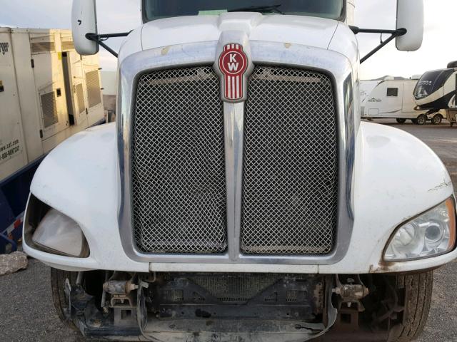 1XKAD49X5AJ267134 - 2010 KENWORTH CONSTRUCTI WHITE photo 7