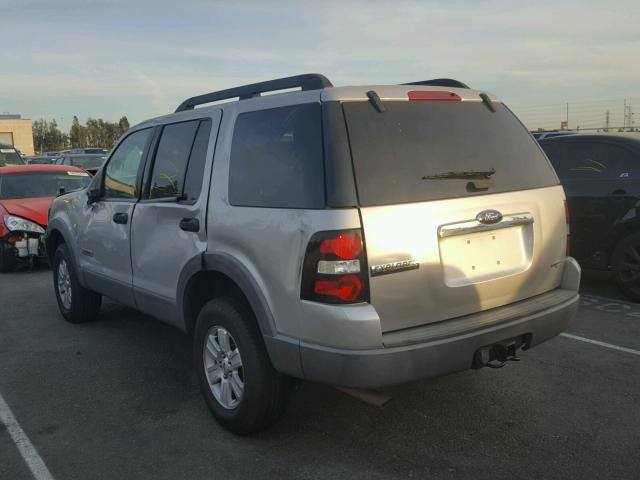 1FMEU63EX6UA69778 - 2006 FORD EXPLORER X SILVER photo 3