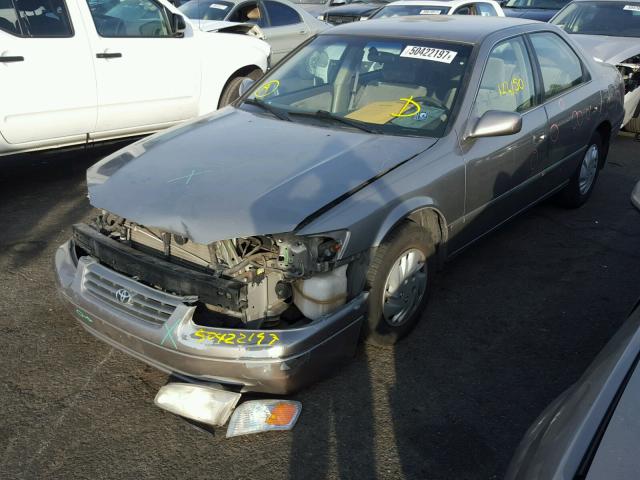 JT2BG22K2X0304934 - 1999 TOYOTA CAMRY LE GRAY photo 2