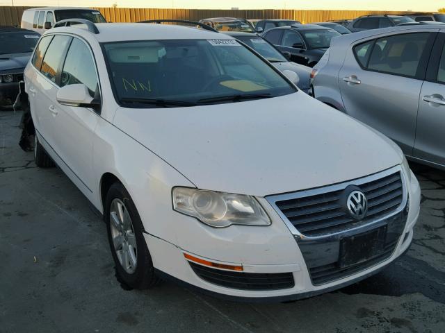 WVWXK73CX8E109068 - 2008 VOLKSWAGEN PASSAT WAG WHITE photo 1