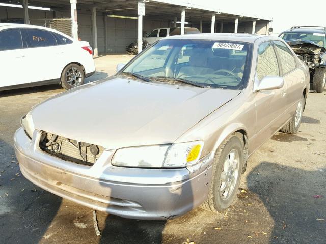 JT2BG22K2Y0482022 - 2000 TOYOTA CAMRY CE TAN photo 2