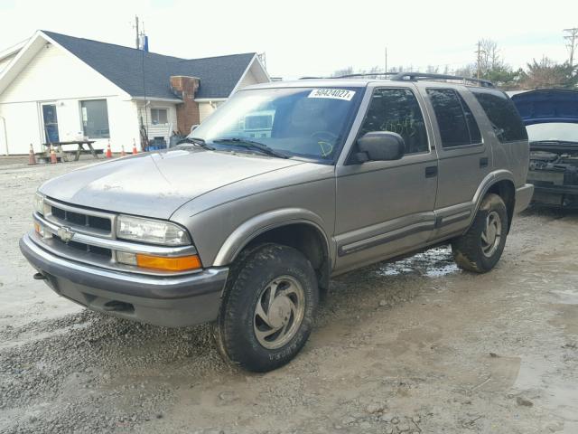 1GNDT13W6Y2116745 - 2000 CHEVROLET BLAZER TAN photo 2