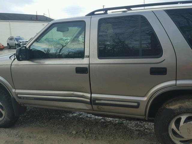 1GNDT13W6Y2116745 - 2000 CHEVROLET BLAZER TAN photo 9